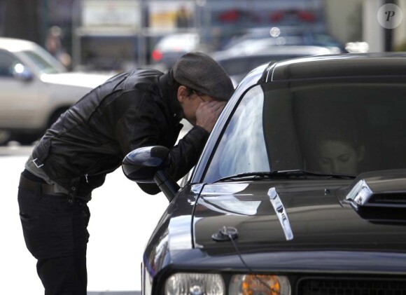 Peter Facinelli s'assure que sa fille aille bien et fait le plein d'essence, à Los Angeles, le 10 mars 2012.