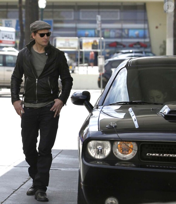 Peter Facinelli fait le plein d'essence, à Los Angeles, le 10 mars 2012.