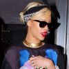 Rihanna, lumineuse dans son t-shirt Givenchy et tenant son sac Joyrich sous le coude, quitte son hôtel pour se rendre à l'aéroport JFK de New York. Le 18 mars 2012.