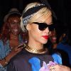 Rihanna, souriante comme toujours quitte son hôtel pour se rendre à l'aéroport JFK de New York. Le 18 mars 2012.