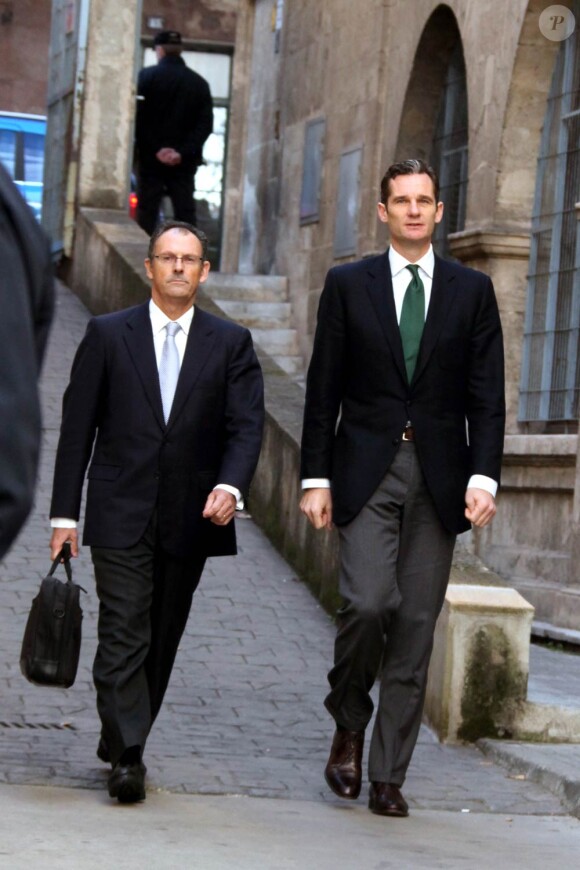 Iñaki Urdangarin, époux de l'infante Cristina et du roi Juan Carlos Ier d'Espagne, devant le tribunal de Palma de Majorque, fin février 2012, où le juge José Castro l'a longuement entendu concernant son implication dans le scandale de l'Institut Noos.