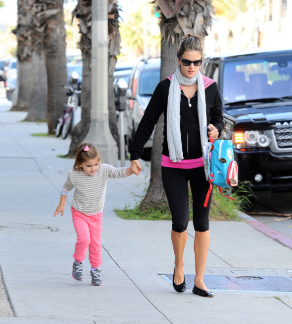 Alessandra Ambrosio, enceinte, emmène sa fille à l'école, à Los Angeles, le 19 mars 2012