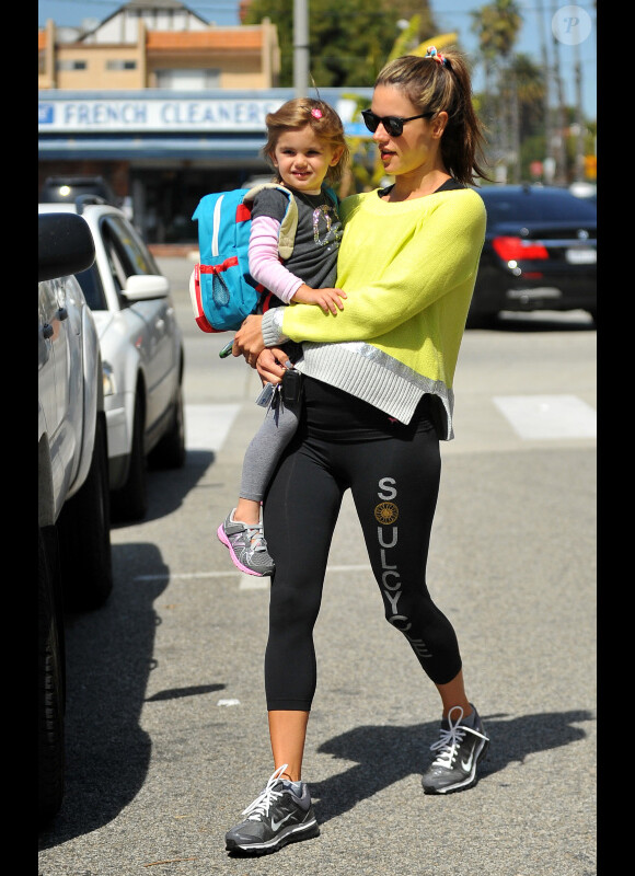 Alessandra Ambrosio, enceinte, emmène sa fille Anja à l'école, à Los Angeles, le 20 mars 2012