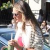 Alessandra Ambrosio, enceinte, se balade dans les rues de Los Angeles, le 20 mars 2012