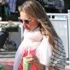 Alessandra Ambrosio, enceinte, se balade dans les rues de Los Angeles, le 20 mars 2012