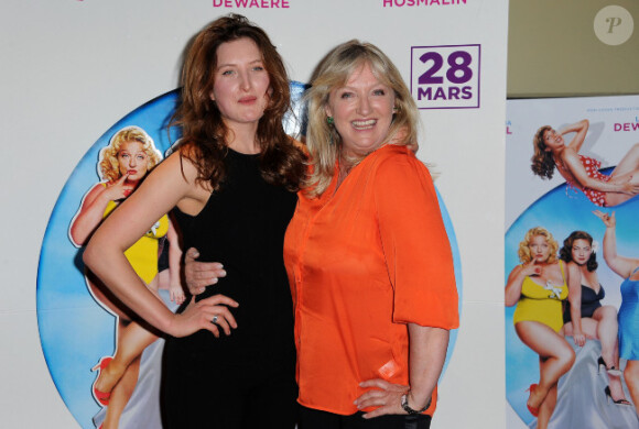 Julia Piaton et sa mère Charlotte de Turckheim lors de l'avant-première du film Mince alors ! à Paris le 20 mars 2012