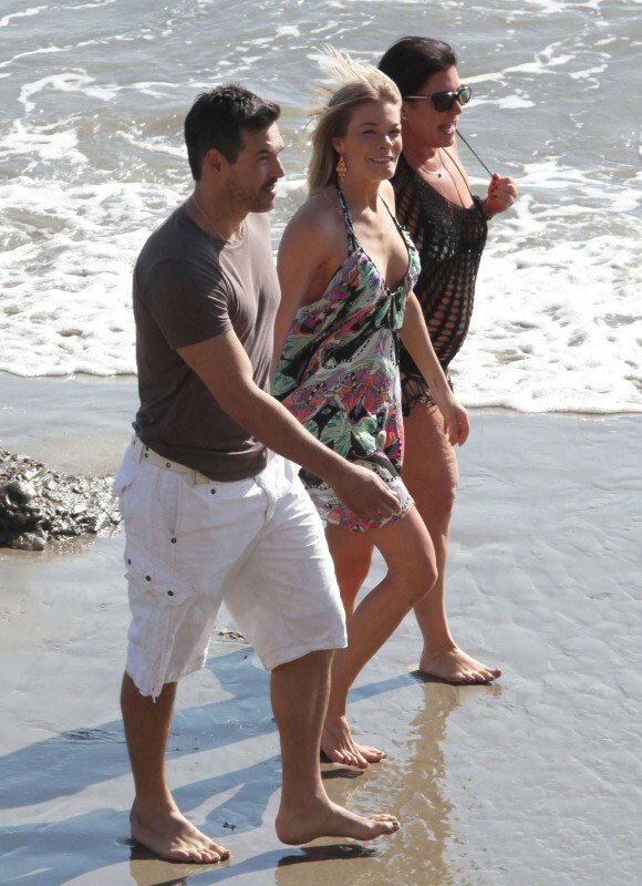 LeAnn Rimes, Eddie Cibrian à la plage à Malibu le 7 mars 2012