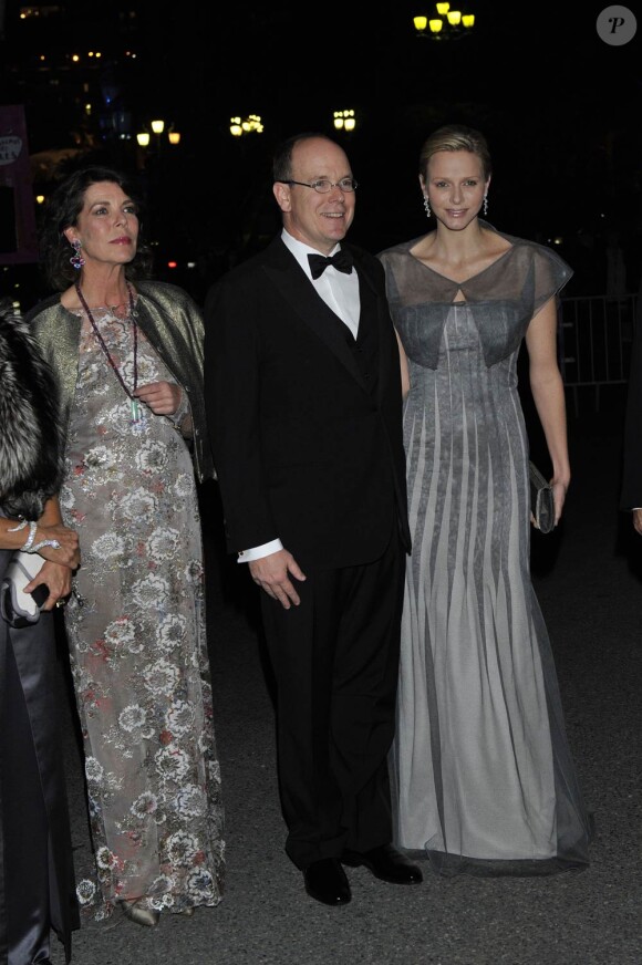 Le prince Albert II de Monaco avec les princesses Caroline et Charlene pour le centenaire du Martell Cordon Bleu le 22 mars 2012, devant le casino de Monte-Carlo.
