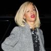 La jolie blonde Rihanna porte une veste grise sur une combinaison noire à l'imprimé fleuri A.L.C. et une paire d'escarpins Duvette par Christian Louboutin. Beverly Hills, le 19 mars 2012.