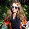 Jessica Alba entrait dans le printemps avec style, habillée d'un top Amanda Uprichard, d'un jean rouge Kate Spade et d'une paire de bottines noires. Beverly Hills, le 21 mars 2012.