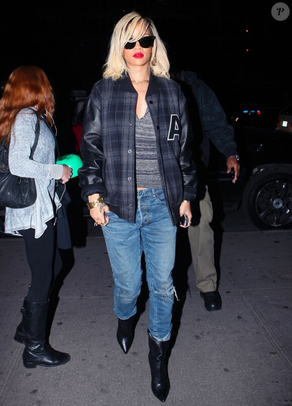Rihanna, stylée pour se rendre dans l'épicerie bio Whole Foods à New York, avec un teddy APC x Carhartt, un jean légèrement destroy et une paire de Giuseppe Zanotti. Le 16 mars 2012.