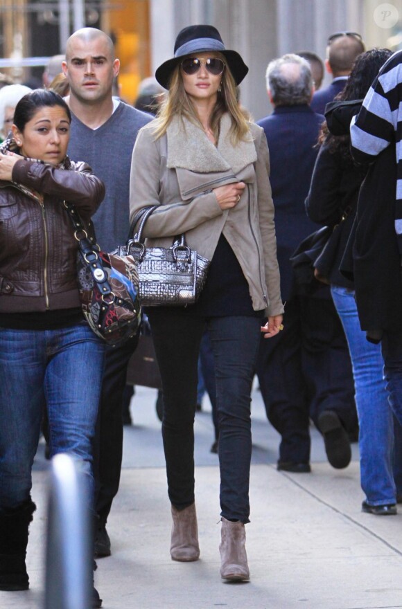 Le mannequin Rosie Huntington-Whiteley, sur son 31 alors qu'elle arpente Madison Avenue. New York, le 18 mars 2012.