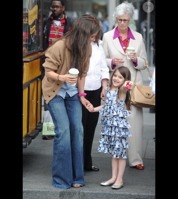 Katie Holmes avec sa maman et la petite Suri font du shopping dans les rues de New York, le 23 mars 2012