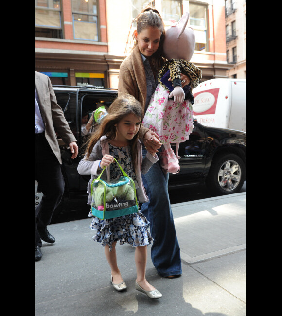 Katie Holmes avec sa maman et la petite Suri font du shopping dans les rues de New York, le 23 mars 2012