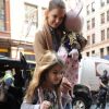 Katie Holmes avec l'adorable Suri font du shopping dans les rues de New York, le 23 mars 2012