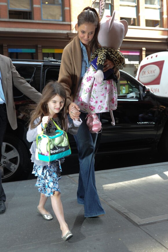Katie Holmes avec sa maman et la petite Suri font du shopping dans les rues de New York, le 23 mars 2012