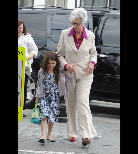 Katie Holmes et sa maman emmènent Suri s'amuser au Chelsea Piers à New York, le 23 mars 2012
