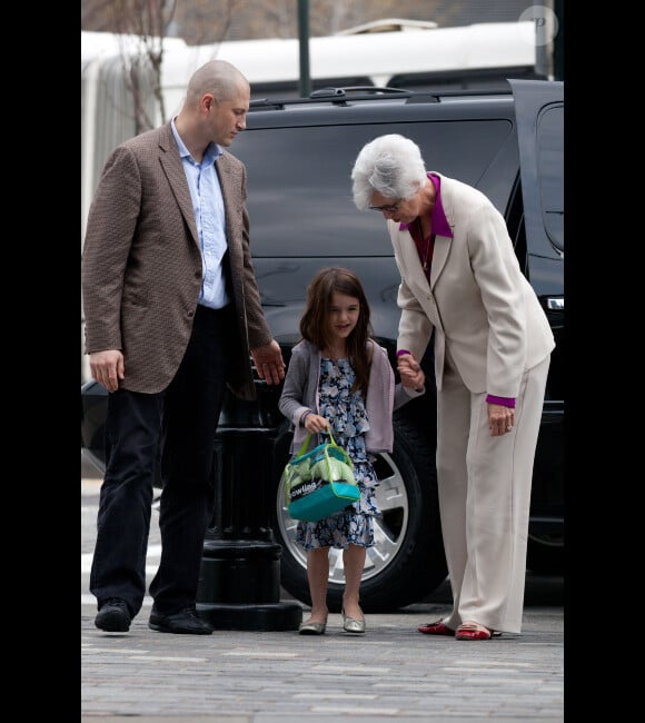 Katie Holmes et sa maman emmènent Suri s'amuser au Chelsea Piers à New York, le 23 mars 2012