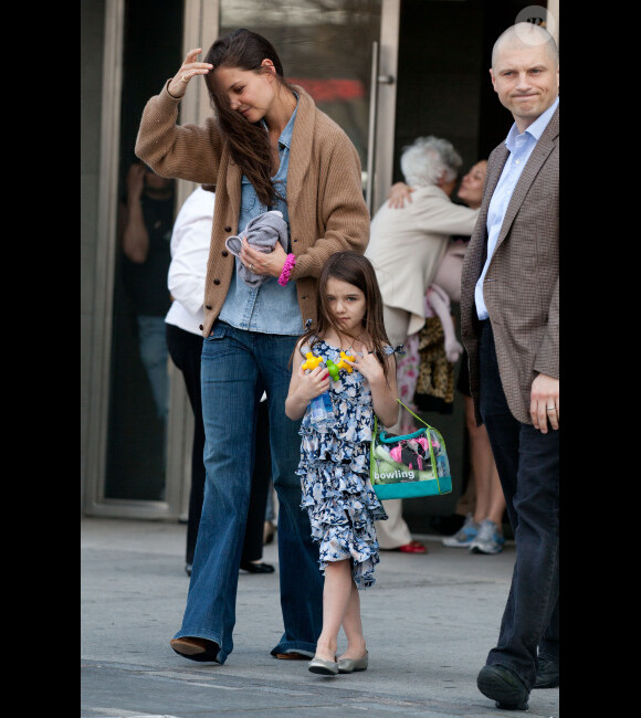 Katie Holmes et la petite Suri quittent l'aire de jeu Chelsea Piers à New York, le 23 mars 2012