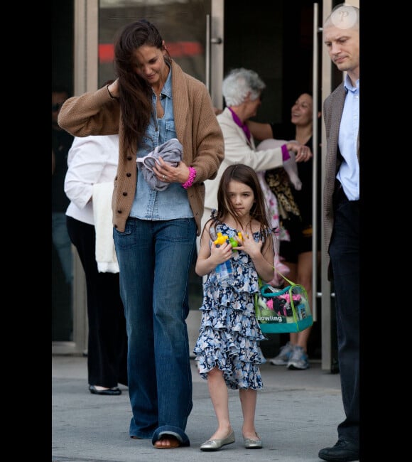 Katie Holmes et la petite Suri quittent l'aire de jeu Chelsea Piers à New York, le 23 mars 2012
