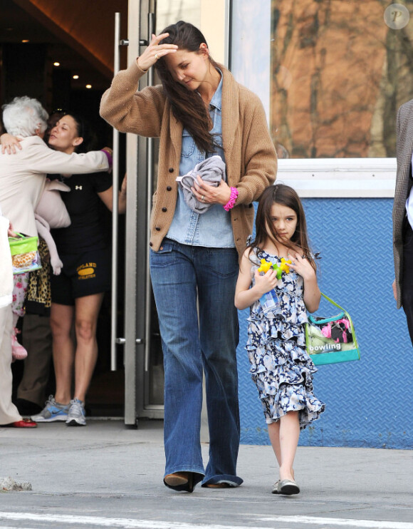 Katie Holmes a emmené sa fille Suri au complexe Chelsea Piers, à New York, le 23 mars 2012