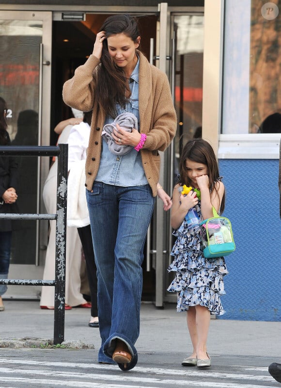 Katie Holmes a emmené sa fille Suri au complexe Chelsea Piers, à New York, le 23 mars 2012