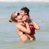 Doutzen Kroes couvre son fils Phyllon Joy de baisers, le 23 mars 2012 à Miami