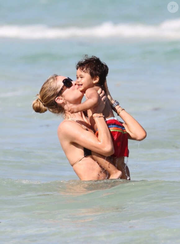 Doutzen Kroes couvre son fils Phyllon Joy de baisers, le 23 mars 2012 à Miami