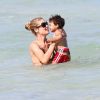 Doutzen Kroes et son fils Phyllon Joy s'amusent dans l'eau, le 23 mars 2012 à Miami