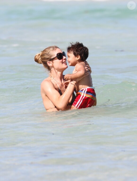 Doutzen Kroes et son fils Phyllon Joy s'amusent dans l'eau, le 23 mars 2012 à Miami