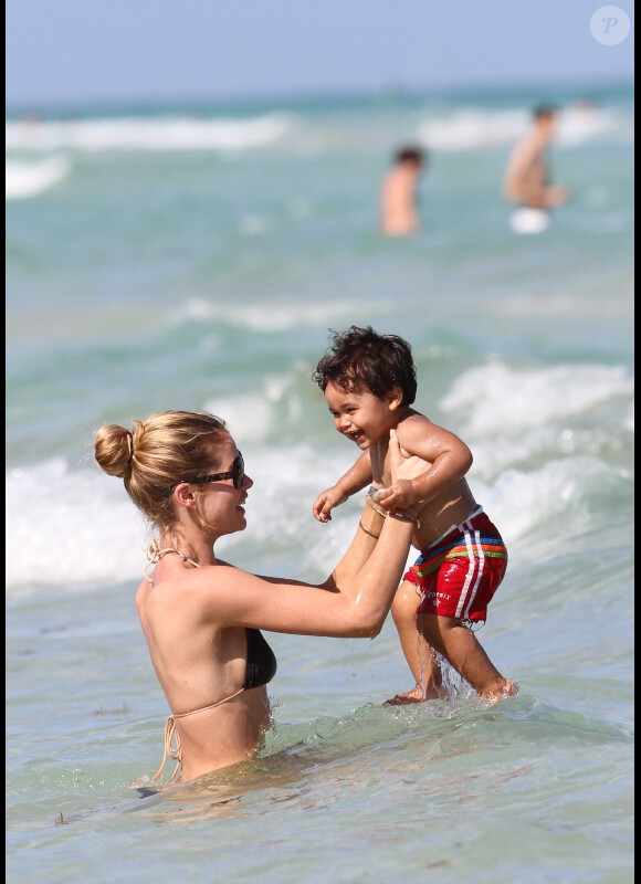Doutzen Kroes et son fils Phyllon Joy s'amusent comme des fous dans l'eau, le 23 mars 2012 à Miami
