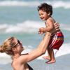 La belle Doutzen Kroes et son fils Phyllon Joy s'amusent dans l'eau, le 23 mars 2012 à Miami