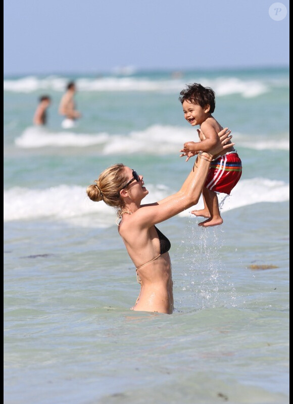La belle Doutzen Kroes et son fils Phyllon Joy s'amusent dans l'eau, le 23 mars 2012 à Miami