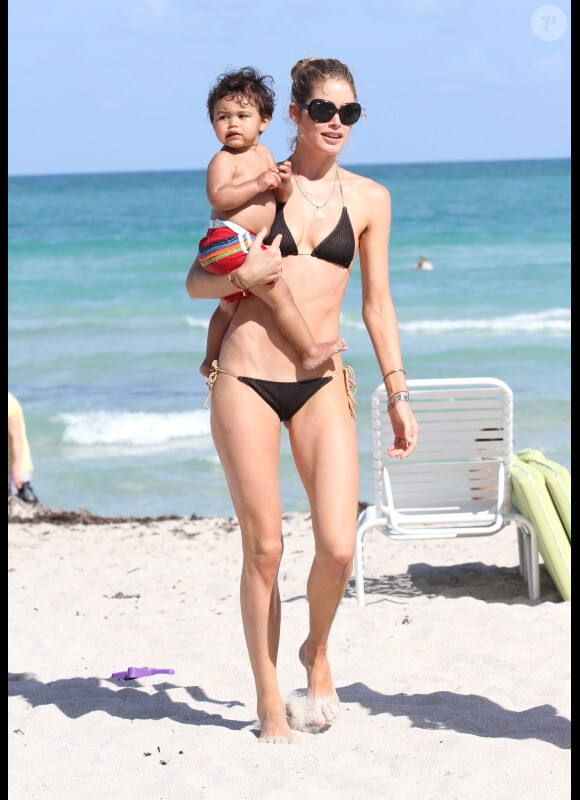 Doutzen Kroes et son fils Phyllon Joy profitent de la plage, le 23 mars 2012 à Miami