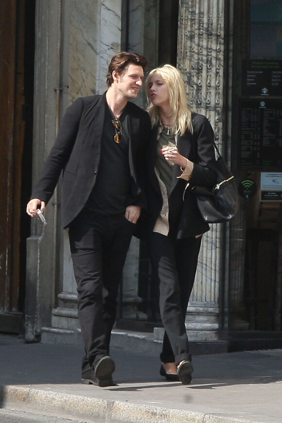 Anja Rubik et son mari Sasha Knezevic dans les rues de Paris le 24 mars 2012