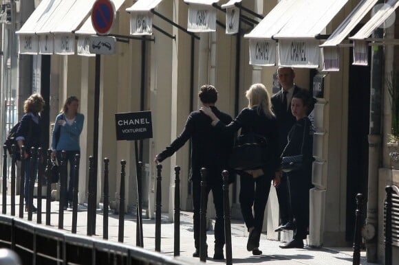 Anja Rubik et son mari Sasha Knezevic se promènent dans les rues de Paris le 24 mars 2012