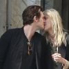 Anja Rubik et son mari Sasha Knezevic, fous amoureux, dans les rues de Paris le 24 mars 2012