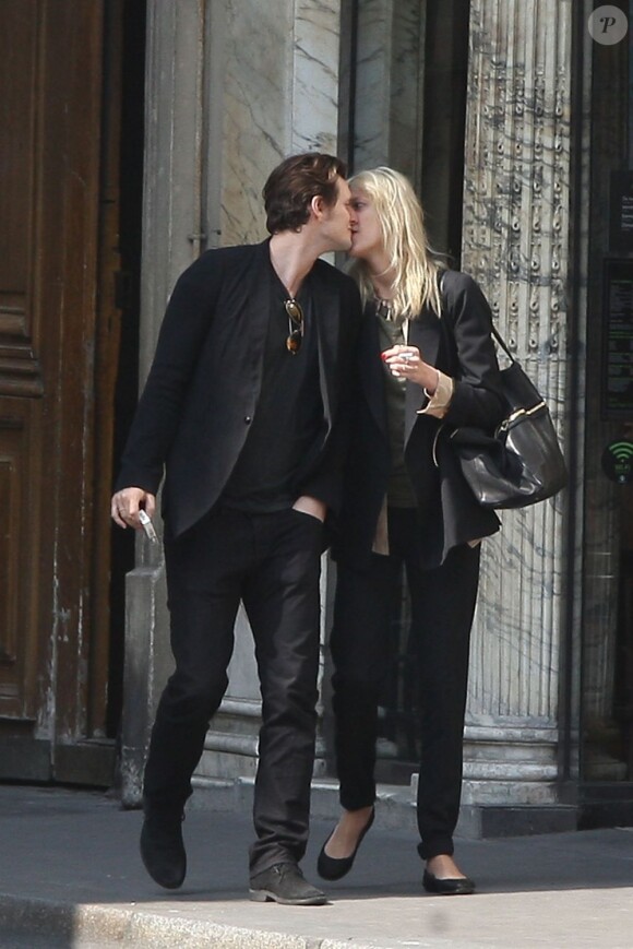 Anja Rubik et son mari Sasha Knezevic, fous amoureux, dans les rues de Paris le 24 mars 2012