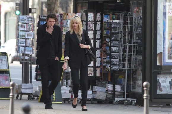Anja Rubik et son mari Sasha Knezevic dans les rues de Paris le 24 mars 2012