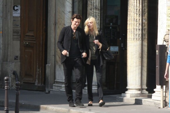 Anja Rubik et son mari Sasha Knezevic, splendides, dans les rues de Paris le 24 mars 2012