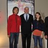 Le prince Albert II de Monaco et sa nièce la princesse Alexandra de Hanovre avec le patineur monégasque Kim Lucine et le président de la Fédération française des sports de glace Didier Gailhaguet, le 27 mars 2012 à Nice.