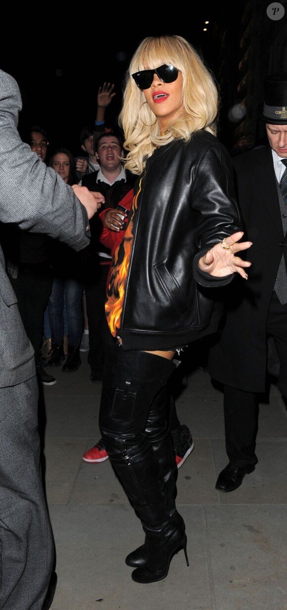 Rihanna, très sexy, crée un attroupement à la sortie de son hôtel à Londres, le 27 mars 2012.