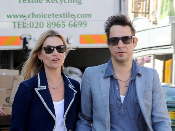 Kate Moss dans les rues de Londres avec son époux Jamie Hince. Le 27 mars 2012