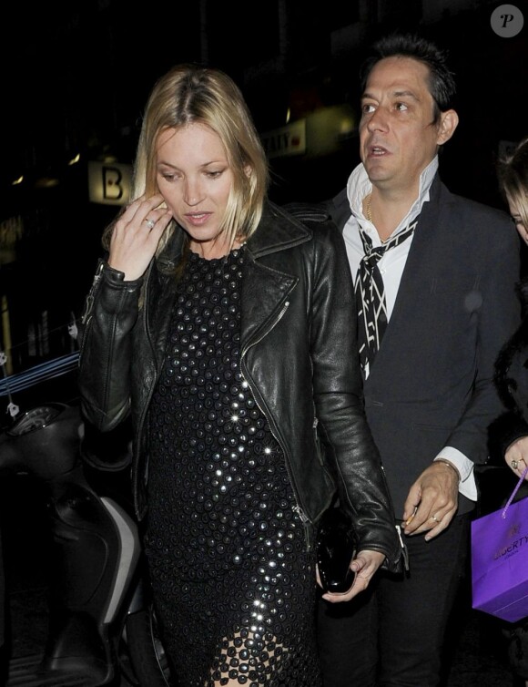 Kate Moss à la sortie d'un club de Londres avec son époux Jamie Hince. Le 27 mars 2012