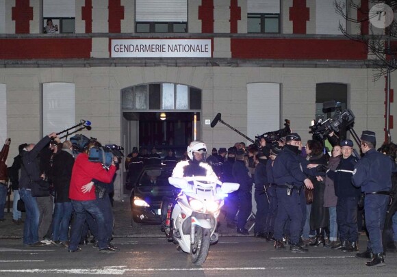 Dominique Strauss-Kahn quitte la gendarmera de Lille après une audition sous le régime de la garde à vue, le 22 février 2012.