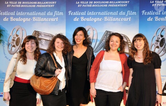 Zoé Felix et le jury jeune lors du palmarès du festival international du film de Boulogne-Billancourt, le 26 mars 2012.