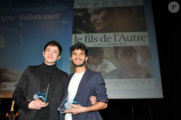 Jules Sitruck et Medhi Debhi lors du palmarès du festival international du film de Boulogne-Billancourt, le 26 mars 2012.
