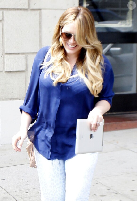 Aux anges, Hilary Duff se promène à Los Angeles le 29 mars 2012