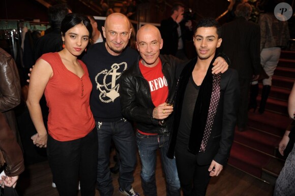 Hafsia Herzi, Pierre et Gilles, et Djanis Bouzyani lors du dîner en l'honneur de Pierre et Gilles, et de la sortie du livre Autobiographie en photomatons, le 29 mars 2012 à Paris