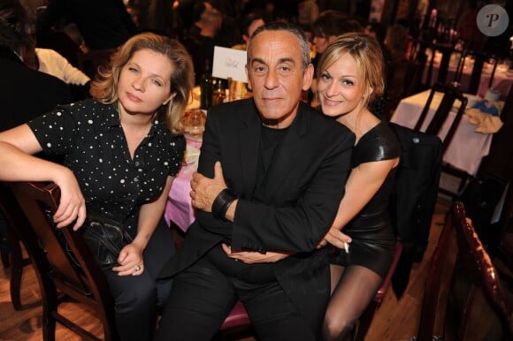 Eva Ionesco, Thierry Ardisson et Audrey Crespo-Mara lors du dîner en l'honneur de Pierre et Gilles et de la sortie du livre Autobiographie en photomatons, le 29 mars 2012 à Paris